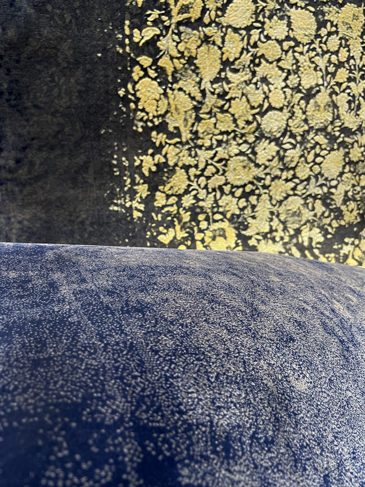 فرش (23008) اکریلیک – 10 رنگ – 1200 شانه – دودی طلایی – تراکم 3600